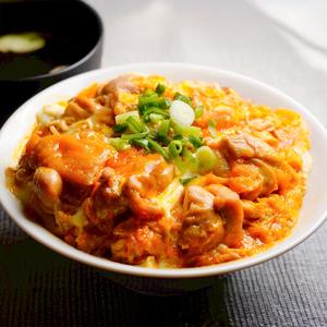 極み親子丼(鶏 80g)とお吸い物 Oyako-don with rice topped with oyako (80g chicken) and soup
