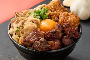 デラックス丼(ステーキ＆唐揚げ＆スタミナ丼) Deluxe Bowl