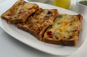 トーストピザ Toasted pizza