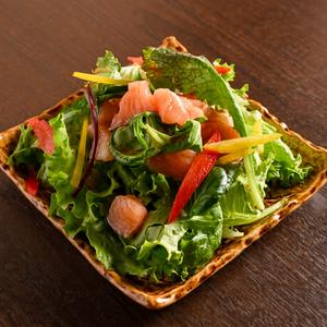 サーモンごろごろサラダ