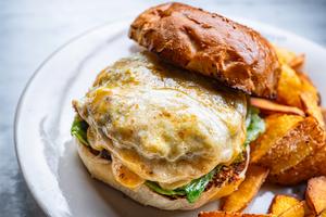 18種のチーズバーガー(フレンチフライ付き) 18Kinds Cheese Burger with French Fries