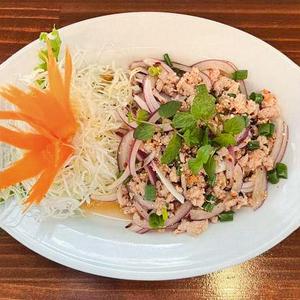 14.ラープガイ Spicy chicken salad