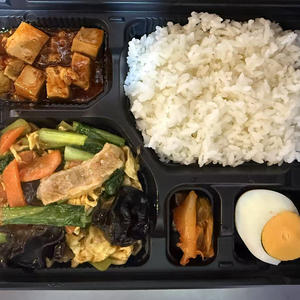 卵と豚肉、きくらげ弁当
