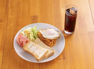 モーニングBセット(トースト・スパゲティ・サラダ・目玉焼き・ドリンク)