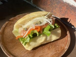 スモークサーモンとクリームチーズのサンド