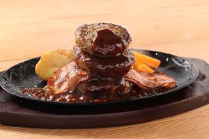 肉汁ハンバーグ三重の塔