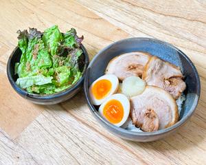 炙りチャーシュー丼・ミニサラダセット(チャーシュー3枚、味玉1個、にんにく、ミニサラダ)
