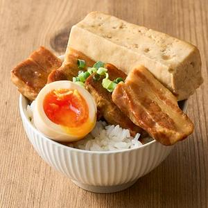 豚角丸丼(染み豆腐と半熟煮卵) Butakakumaru Rice Bowl