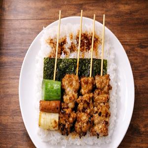 Charcoal Grilled Beef Skewer Bowl (Skirt Steak Special) / 炭火牛串焼き丼(ハラミ3・ねぎウインナー1)