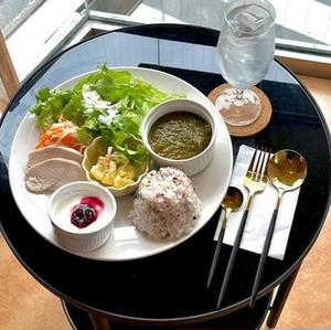 【こだわりの！！】薬膳カレープレートほうれん草とトマト