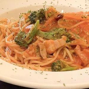 パンチェッタと季節野菜の辛口トマトパスタ