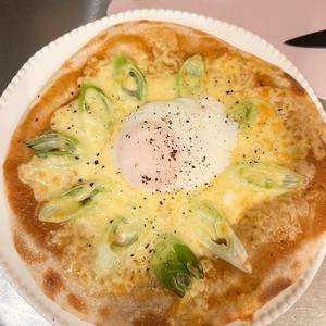 ネギと半熟卵の味噌クリームピザ