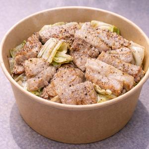 トロトロ牛すじと豚ホルモンの合わせ塩丼