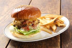 chili cheese burger チリチーズバーガー 【フレンチフライ付】