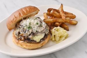 マッシュルームと3種のチーズバーガー(フレンチフライ付き)Mushroom ＆ Three-Cheese Burger with French Fries