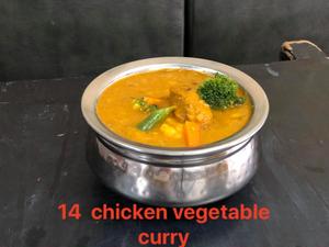 チキンベジタブルカレー(サラダ＆ナンorライス) Chicken and Vegetable Curry (Served with Naan or Rice and Salad)
