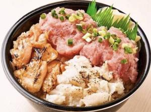魚丼 焦がしバター醤油サーモン炙りアブラカレイねぎとろ丼(83)