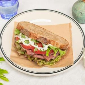パストラミビーフとヨギソースwithコールスローサラダPastramiBeef＆YogiSaucewithColeslaw