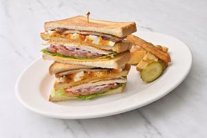 クラブハウスサンド(フレンチフライ110g付き)Clubhouse Sandwich(110g with French fries)