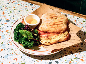 生ハム＆モッツァレラ～白トリュフはちみつで～ Prosciutto ＆ Mozzarella Sandwich with White Truffle Honey