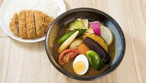 揚げたてトンカツとたっぷり野菜のスープカレー