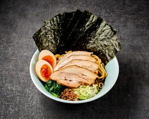 ≪1位≫特松まぜそば(チャーシュー4枚・薬味ネキ・フライドオニオン・魚粉・ホウレン草・ノリ6枚・味玉1個)