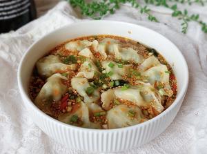 セロリと豚肉の酸湯水餃子