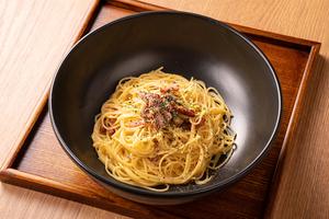 カリカリベーコンのクリーミーカルボナーラ