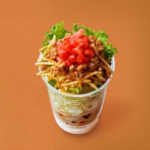 ピリ辛ひき肉とさくさくポテトのサラダパスタ
