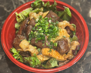 ホルモン炒め丼