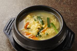 お子様に大人気！野菜がたっぷり入った優しい味のたまごスープ