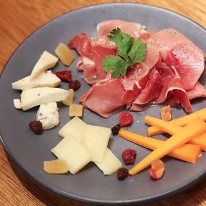 生ハムとチーズの盛り合わせ