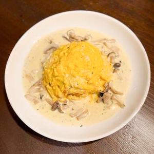 トリュフ香るたっぷりキノコクリームのオムライス