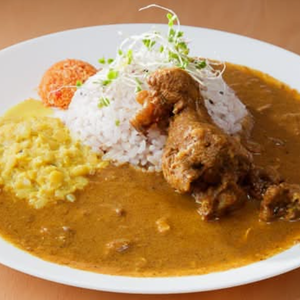【キノコのソテー付き】チキンのスパイスカレー
