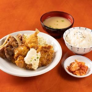ミックス定食(生姜焼き、チキン南蛮、アジフライ)