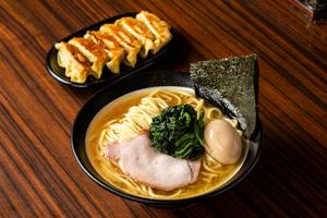 味玉豚骨醤油ラーメン 背脂生姜餃子セット