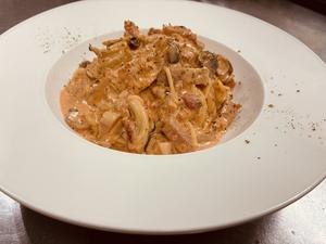 ベーコンとキノコのトマトクリームパスタ