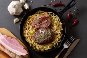 【相盛り】ベーコン＆ハンバーグのペペロンチーノ Bacon ＆ Hamburg Peperoncino