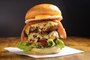 ダブルベーコンエッグチーズ和牛バーガーdouble Wagyu beef burger and cheese egg