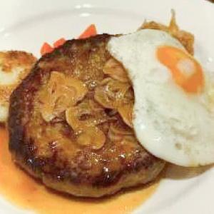 ジャンボガーリックハンバーグ目玉焼き付