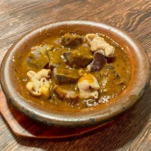 清水のモツカレー煮込み