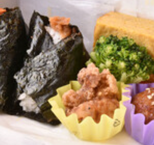 出汁巻き弁当(出汁巻き玉子、おにぎり二個※具は日替わりです、揚げ焼売一個、唐揚げ一個)