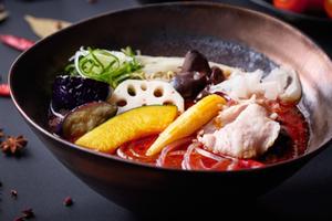 しゃぶしゃぶ豚の濃厚麻辣麺【九条ねぎ・豚肉・ヤングコーン・レンコン】