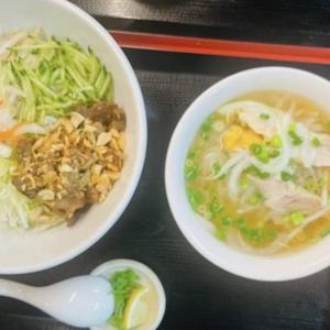 焼き豚肉の混ぜビーフンとミニ鶏肉のフォー