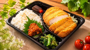 三元豚ロースカツ弁当 牛タン挽肉入り肉味噌付き