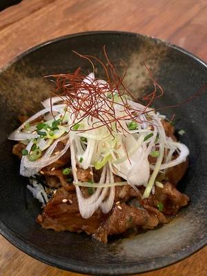 あぶりカルビ丼