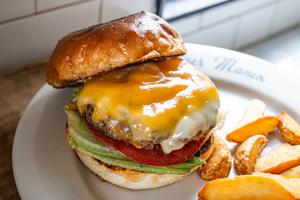 【QCB】(白金店限定)クアトロチーズバーガー Quatro Cheese Burger with French Fries