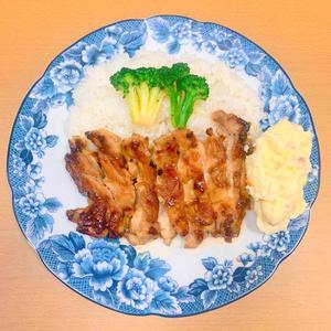 6塩にんにくグリルチキン-Baked with salted garlic. with potato salad