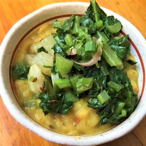 五種の豆と野菜のカレー スパイスオイルで和えた青菜のせ