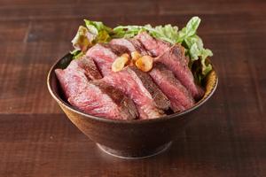 リブロースステーキ丼(100g)Rib Steak Bowl